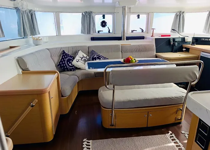 Catamaran Yatch Tour Botel *